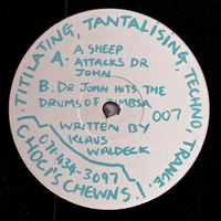 A sheep attacks Dr. John \ Dr John hits the drums of Mumbasa - KLAUS WALDECK